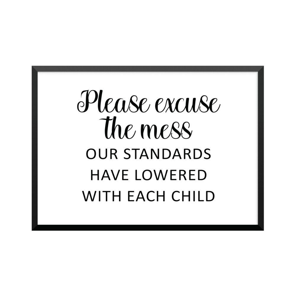 Plakat: 'Please excuse the mess our standards have lowered with each child'